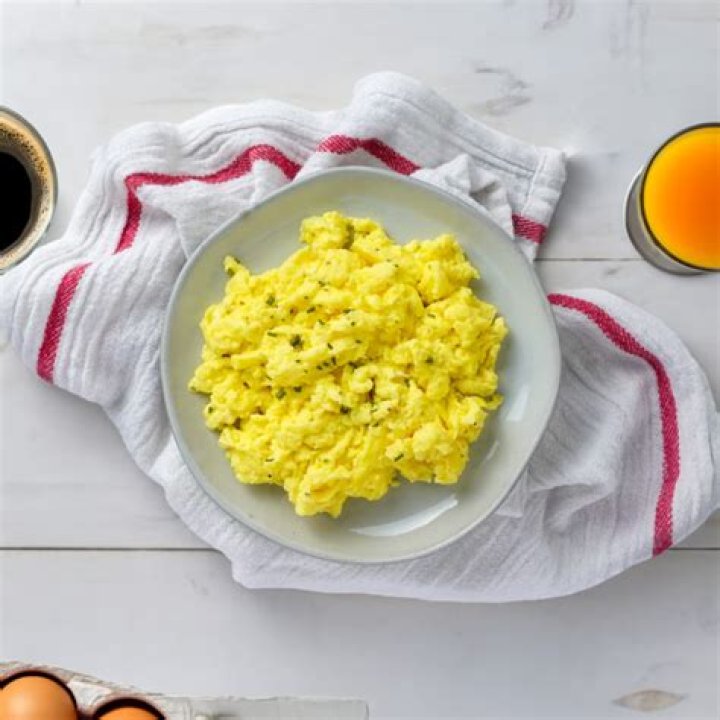 What has more protein scrambled or boiled eggs?